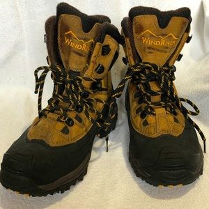 Wind River Ladies Lace Up Winter Boots. Size 7